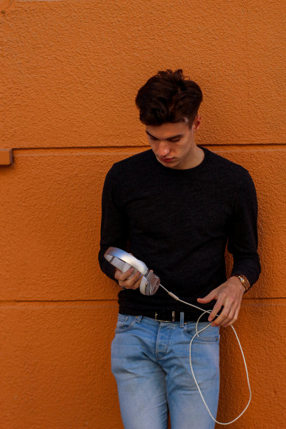 戴着耳机等待约会的年轻人图片下载