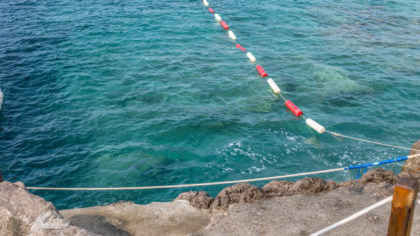 海水表面漂浮的界标照片图片下载