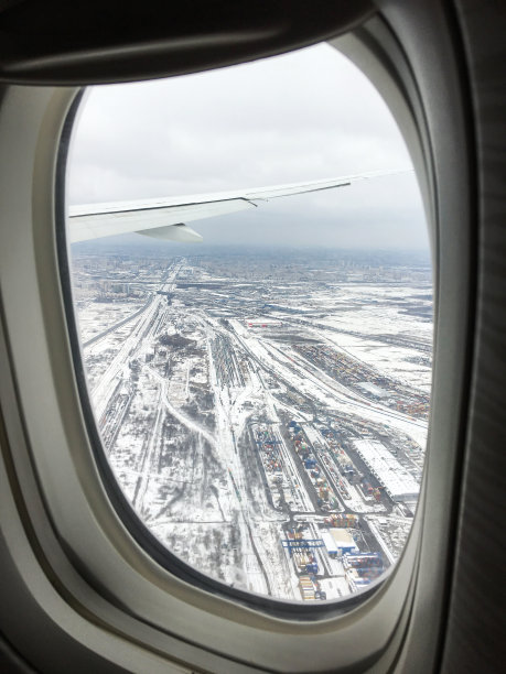 透过窗户看冬天的自然，地上有雪。手机照片图片下载