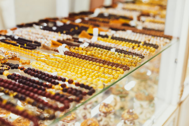 来自加里宁格勒的天然琥珀珠宝图片下载