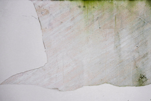 墙面背景纹理在油漆剥落下可见锈迹。图片下载