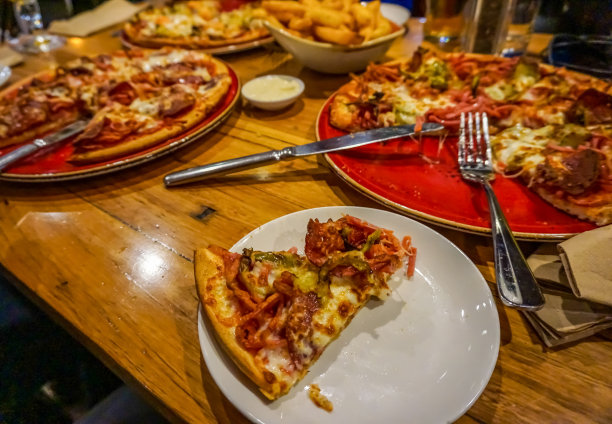 晚餐吃美味的披萨。图片下载