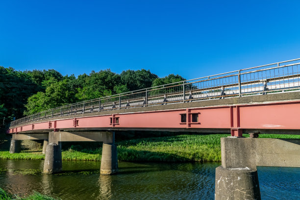 一条小河上的一座桥。图片下载