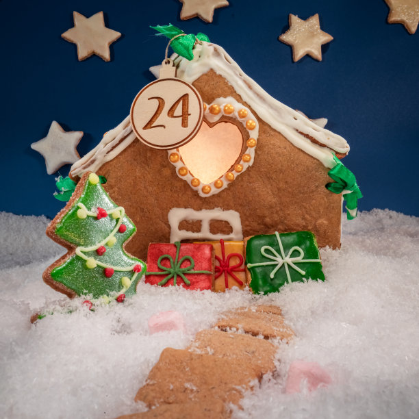 华丽的姜饼小屋在圣诞节晚上有饼干星星图片下载