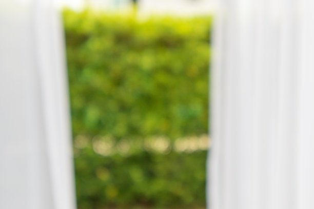 抽象模糊窗帘窗与绿色花园背景图片下载