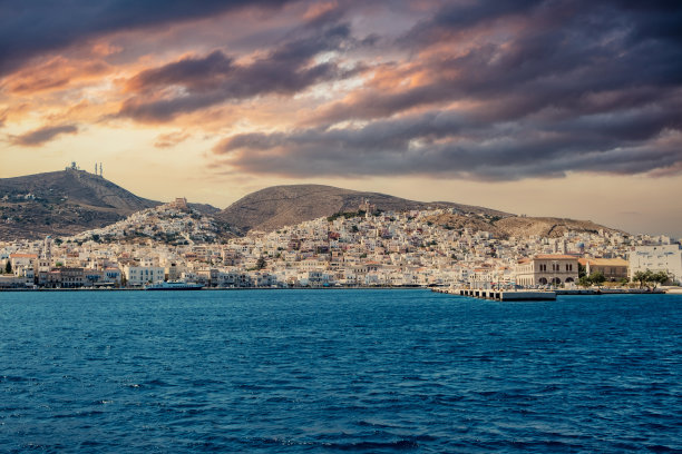 著名的埃尔穆波利城市的全景，锡罗斯岛的夏季旅游胜地。图片下载
