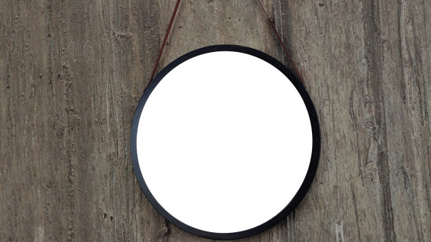 水泥墙上挂着一个白色的圆形框架。图片下载