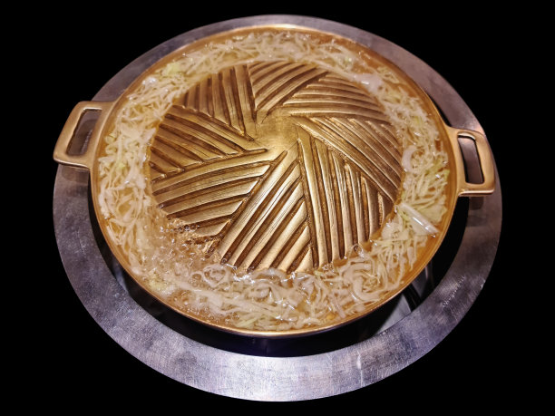 热空黄铜烧烤锅与切片卷心菜孤立在黑色图片下载