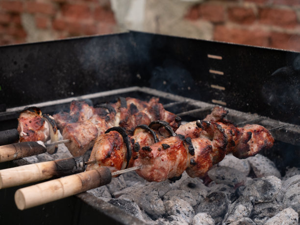 桌上烤肉用的猪肉图片下载