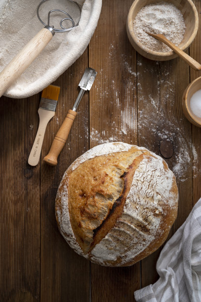 新鲜的酸面包，质朴的木制背景。桌面俯视食物，复制空间。图片下载