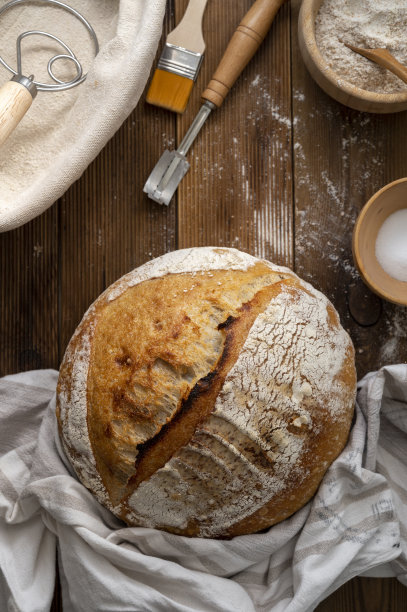 新鲜的酸面包，质朴的木制背景。桌面俯视食物，复制空间。图片下载