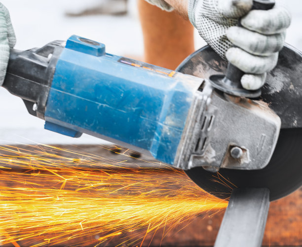 用圆锯切割金属图片下载