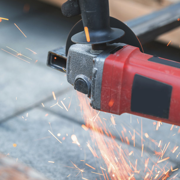 用圆锯切割金属图片下载