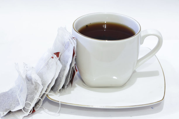 白瓷杯茶和一堆茶包图片下载
