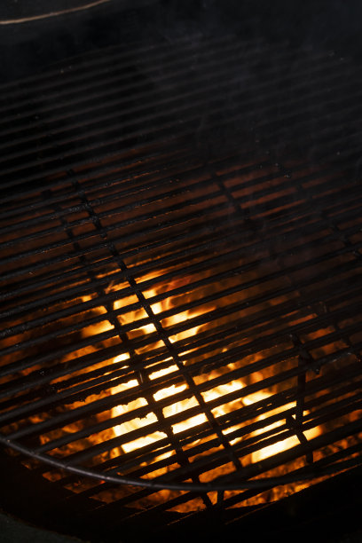 选择性聚焦火焰纹理，烧烤燃烧的煤炭图片下载