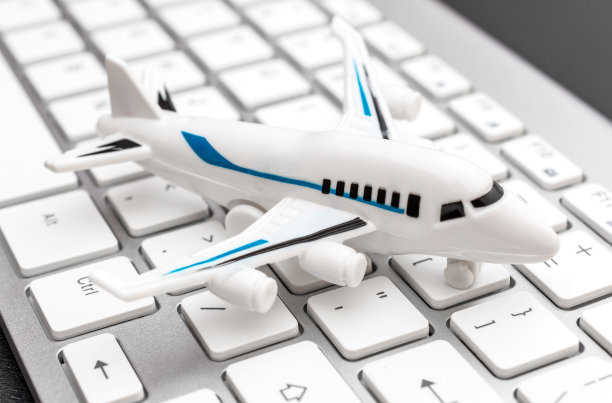 电脑键盘上的飞机玩具。图片下载