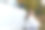 一个穿着白色连帽衫和运动裤的漂亮年轻女子坐在一辆白色汽车旁边，在一个温暖的秋日里，映衬着黄色树叶的背景。有选择性的重点图片下载
