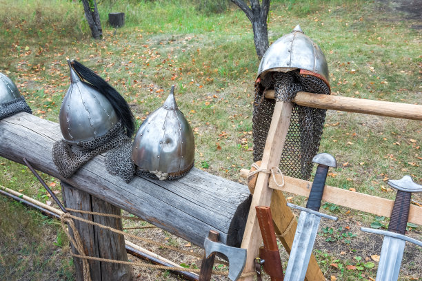 中世纪的武器和戴锁子甲的防护头盔已经准备好，以参与历史重建。图片下载