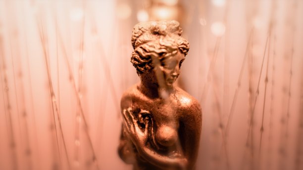 油灯下的女人图片下载