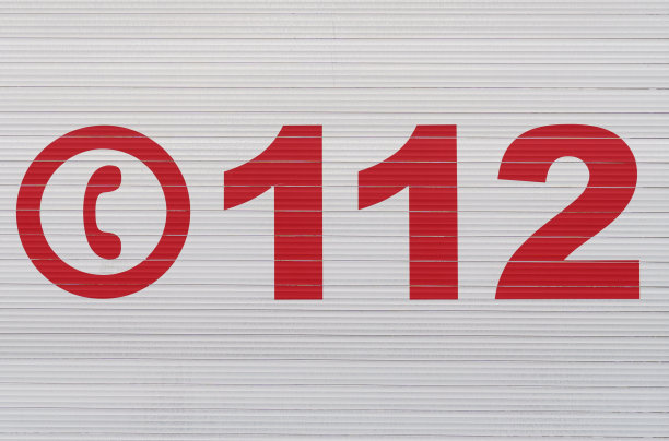 车门上的紧急电话是112。图片下载