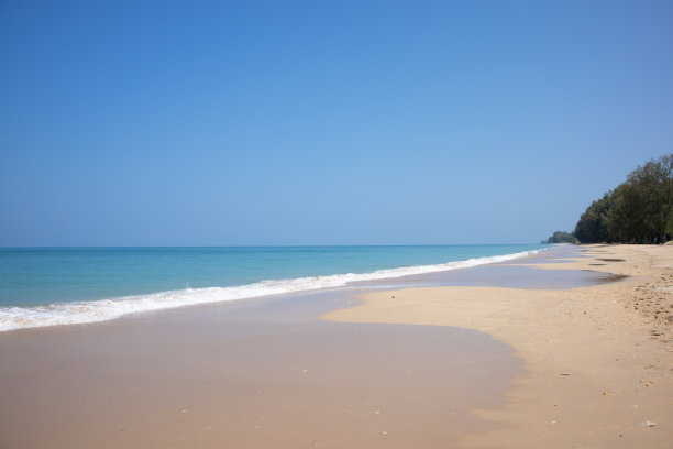 美丽的海滩，蓝绿色的海水，晴朗的天空。暑假背景。图片下载