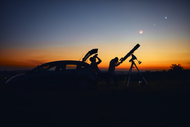 用天文望远镜观察星空。图片下载