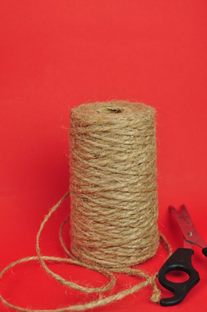 圣诞礼物包装用的一卷绳子图片下载