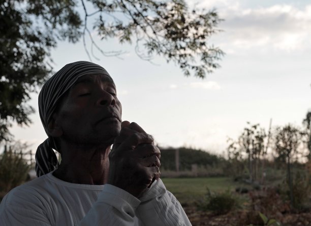 男人双手合十祈祷的照片图片下载