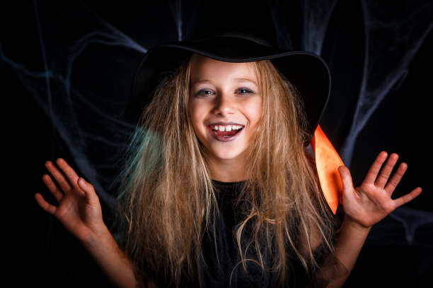 穿着女巫服装的小女孩在万圣节不给糖就捣蛋。图片下载