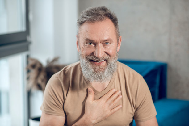 一个满脸胡须的男人把手放在胸口的照片图片下载