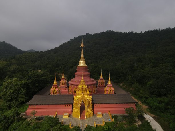 佛寺位于南邦省。这是一座寺庙，坐落在一座安静的山的山顶上。图片下载