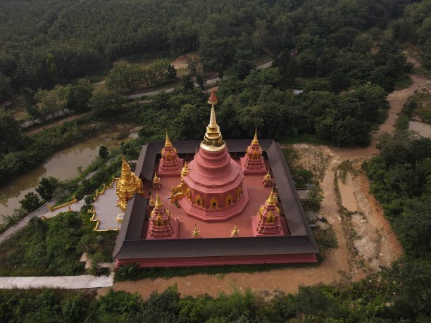 佛寺位于南邦省。这是一座寺庙，坐落在一座安静的山的山顶上。图片下载