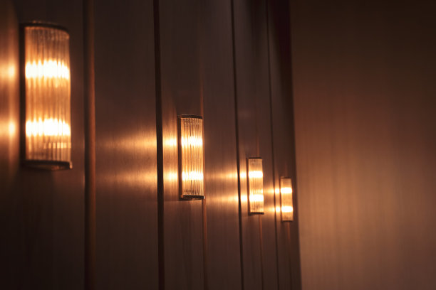 设计灯泡挂在墙上图片下载