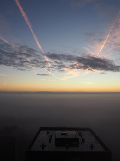 雾蒙蒙的城市上空是美丽的清晨天空图片下载