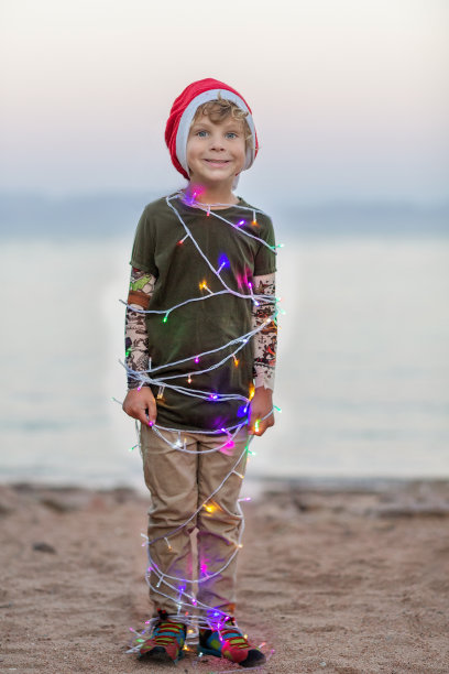 关于圣诞节的有趣照片:父母坐在桌子旁，孩子以圣诞树的形式出现。图片下载