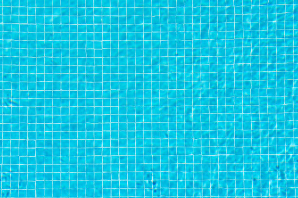 池子里平静的碧水。你可以从底部的瓦片上清楚地看到正方形。副本的空间。图片下载