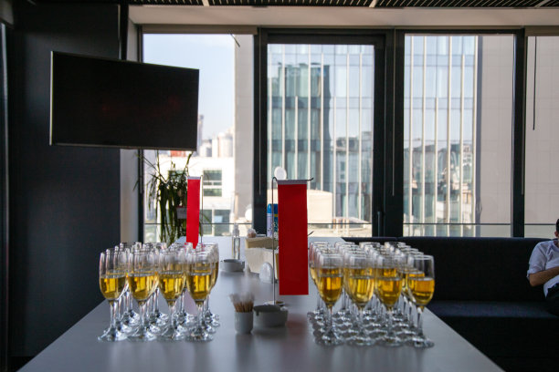 香槟杯放在桌子上图片下载