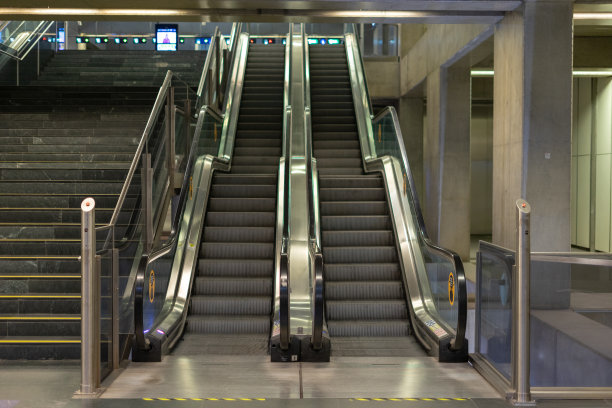 里斯本市中心的chiado地铁站内部，有楼梯。图片下载