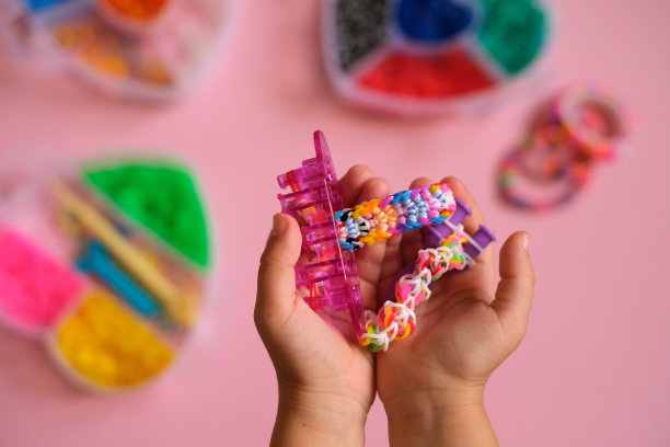 一把用橡皮筋编成的手镯图片下载