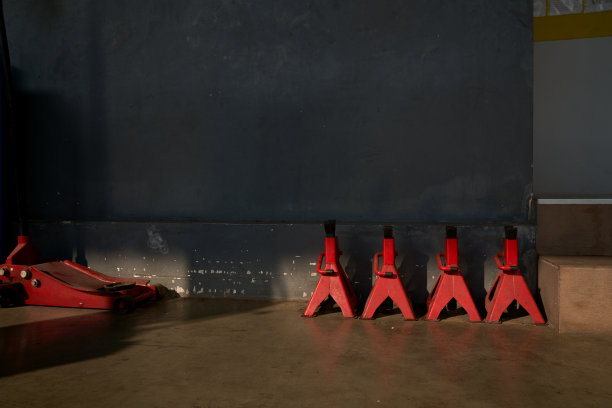 车库红色支架，用于吊车保持悬挂图片下载