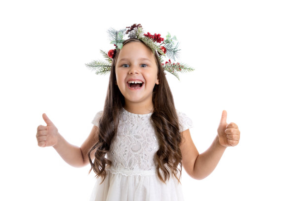 近距离的肖像快乐，笑女孩在圣诞花环，白色的衣服和给予大拇指，孤立在白色的背景，新年的心情和惊喜的概念图片下载