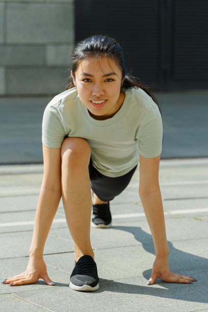 亚洲女子做向前有力的弓步在阳光城市图片下载