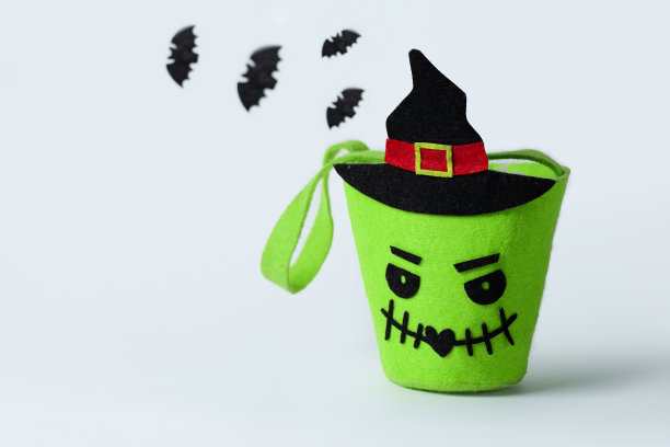 白色背景上的万圣节篮子。图片下载