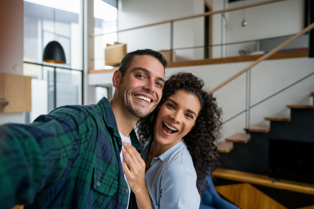 一对夫妇在家里自拍，看起来很开心图片下载