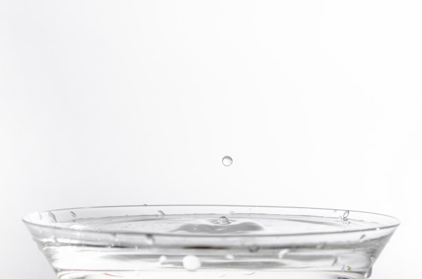 玻璃上的一滴水图片下载