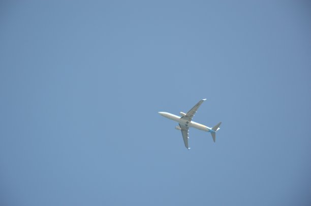一架客机在蓝天下起飞图片下载