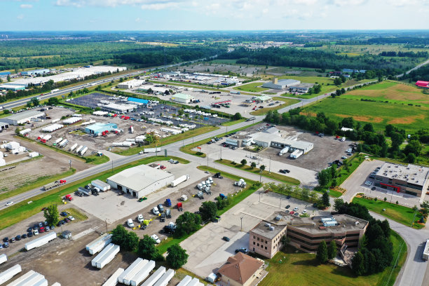 空中景象繁忙的高速公路和卡车停车站图片下载