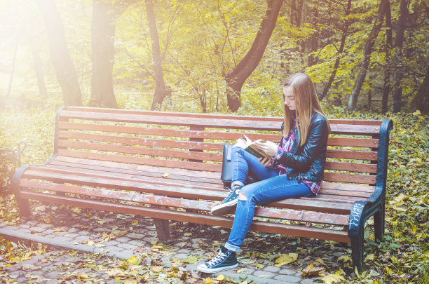 在公园看书的少女图片下载