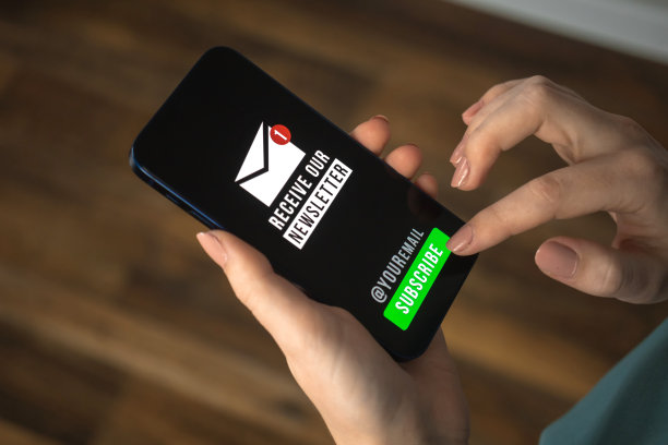 女商人手按订阅按钮时事通讯电子邮件图片下载