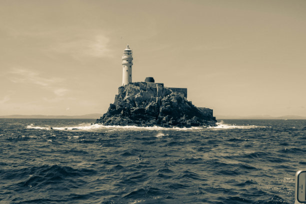 爱尔兰西科克Fastnet Rock灯塔的黑白照片图片下载